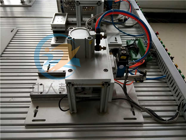 工業(yè)機(jī)器人與智能視覺系統(tǒng)應(yīng)用實(shí)訓(xùn)裝置,機(jī)器人實(shí)訓(xùn)臺(tái)，加工單元